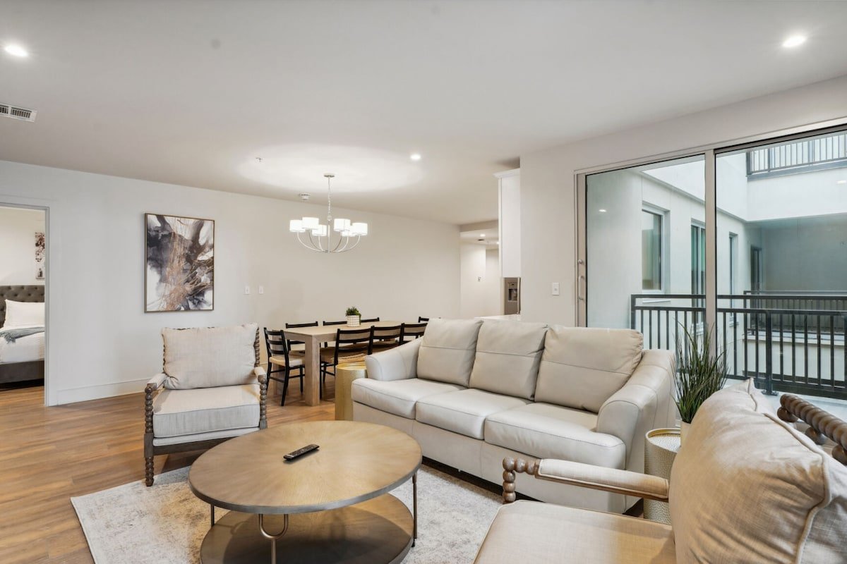 Spacious Unit w/Balcony – Great for Saints Games gallery image 2