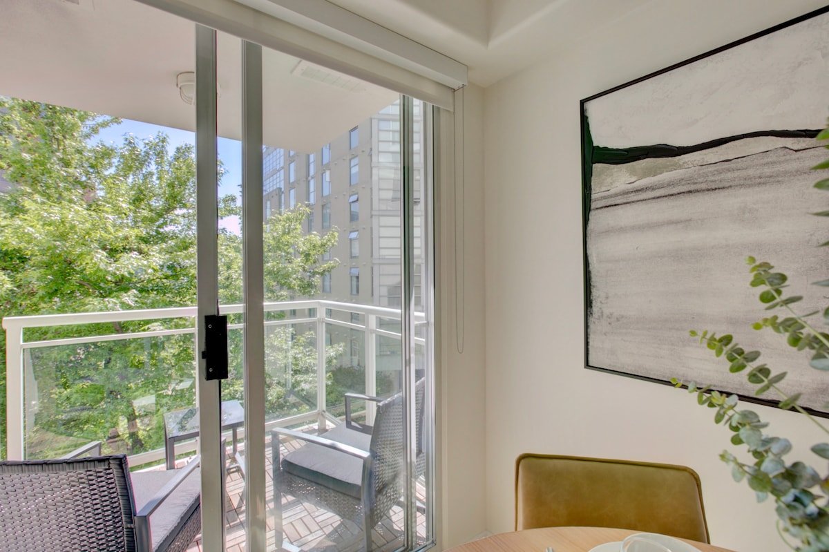 Modern 2-Bed, 2-Bath Urban Oasis gallery image 5