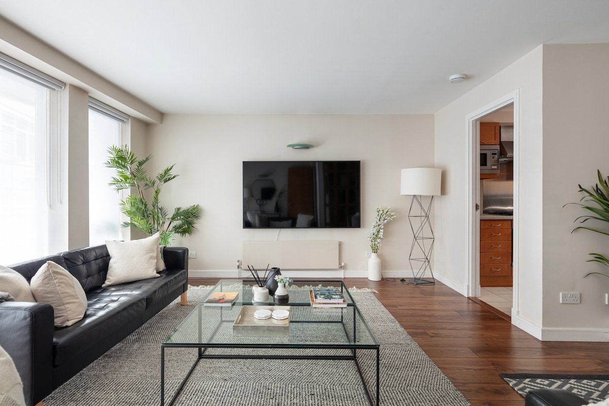 Spacious and modern balcony flat off Oxford Street gallery image 5