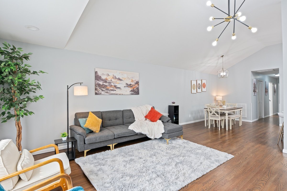 Modern Cozy 3BR Skylight FREE Parking mins to NYC! gallery image 2