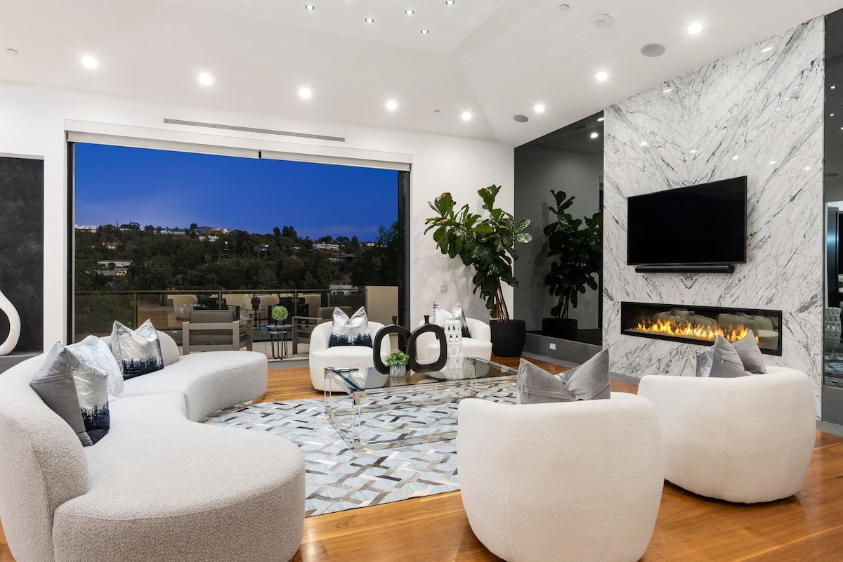 Celebrity Villa In Beverly Hills gallery image 3