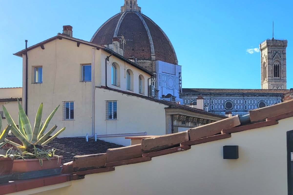 Elegant apartment Duomo view gallery image 4