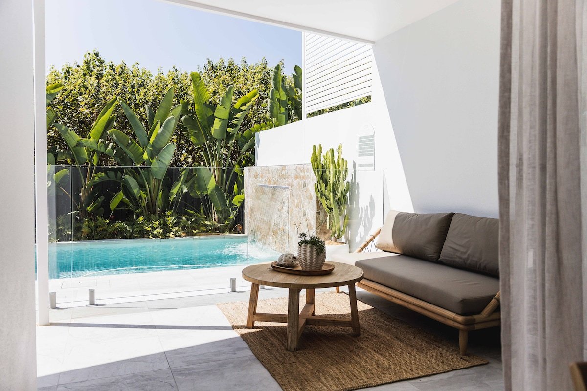 Stylish home, steps to the beach gallery image 4