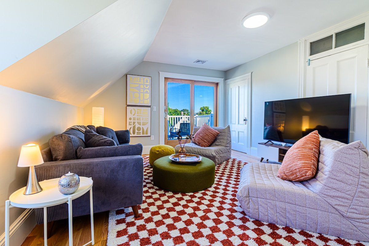 Family Retreat – Stunning 5BR2BA w Parking/ Near T gallery image 4