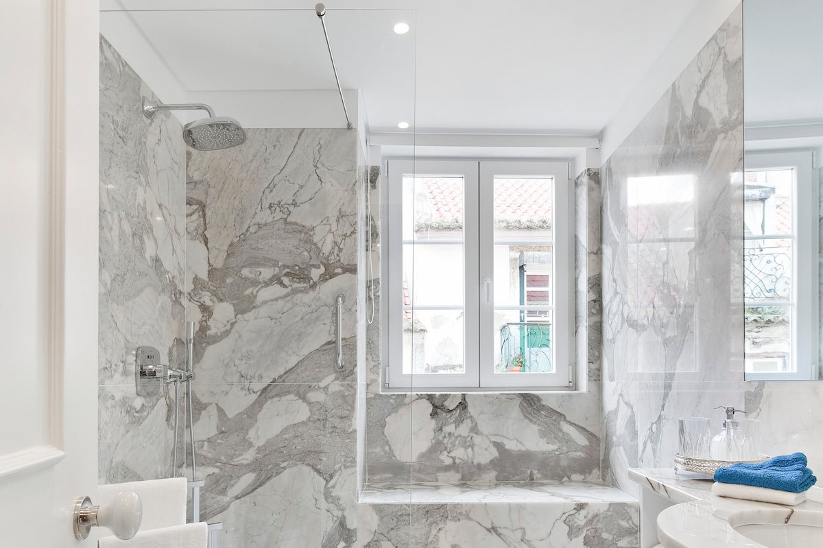 Persian – Luxurious 2 Bed 2 Bath Duplex in Chiado gallery image 4