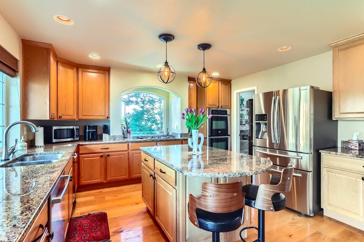 Deluxe Denver Retreat: Lake, Golf & Mountain Views gallery image 3