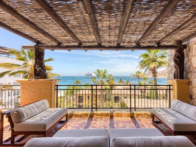 Luxury Condo | Swimmable Beach | 5-Star Amenities!