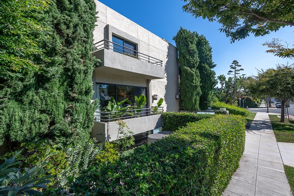 Gorgeous Townhouse on Rodeo (one year minimum) gallery image 2