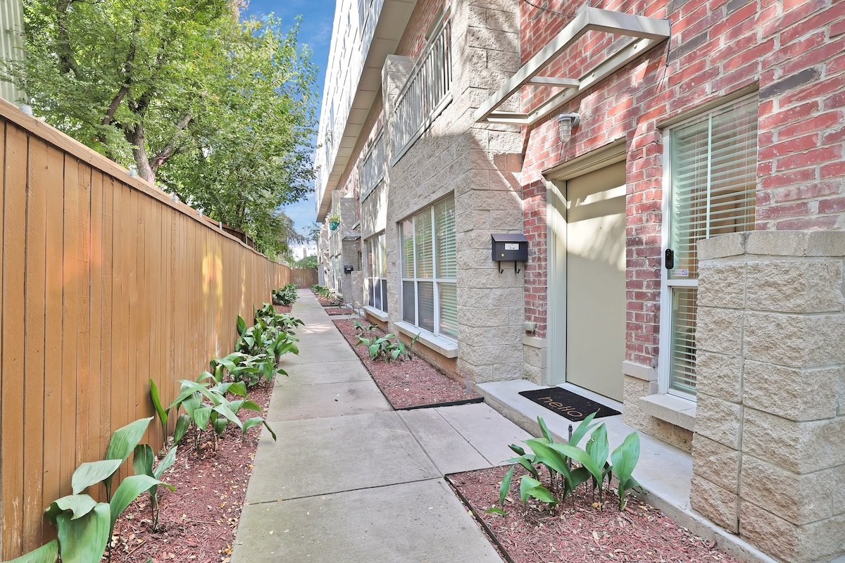 Spacious 3BR Townhome in the heart of Dallas gallery image 3