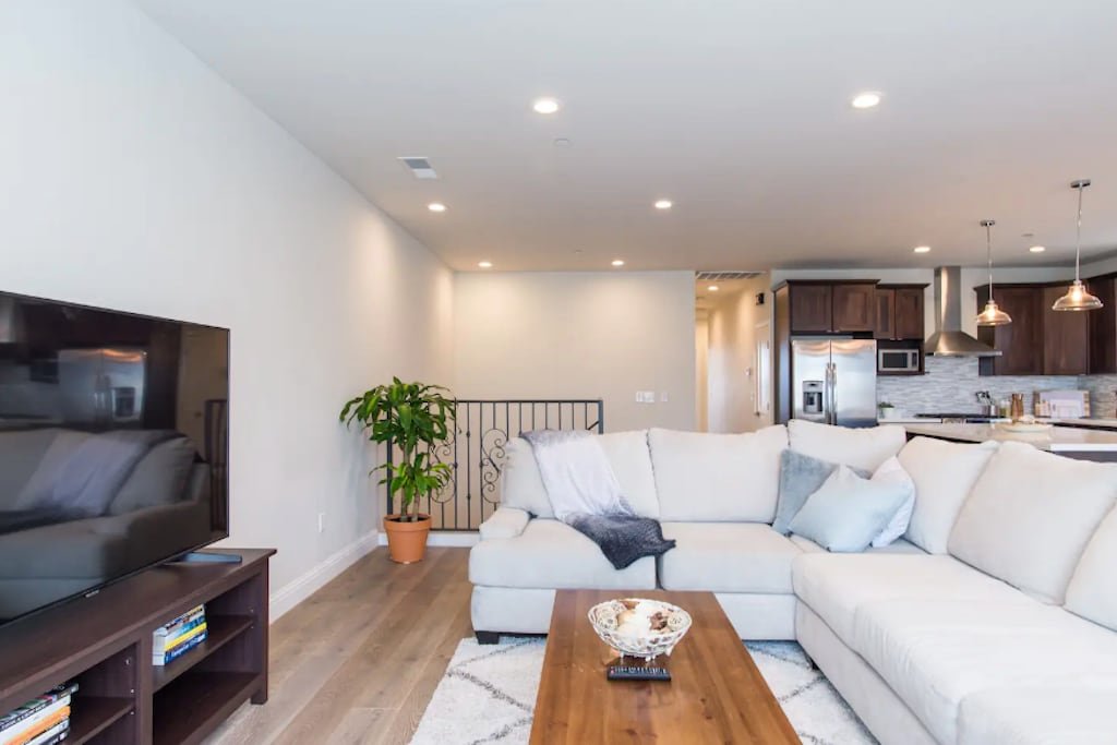 Spacious Living in San Francisco gallery image 4