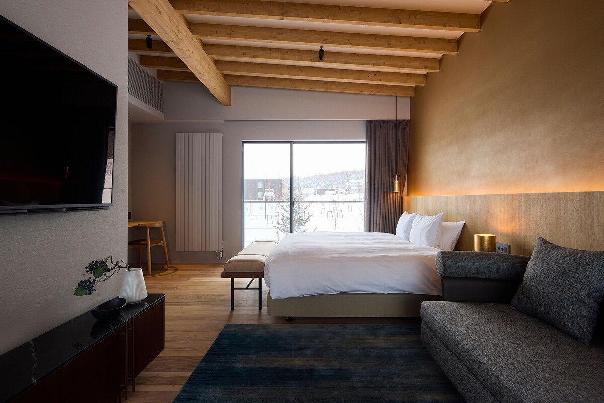 Shiyuki | 4BR Chalet, 2-Minute Drive to Ski Lift gallery image 3