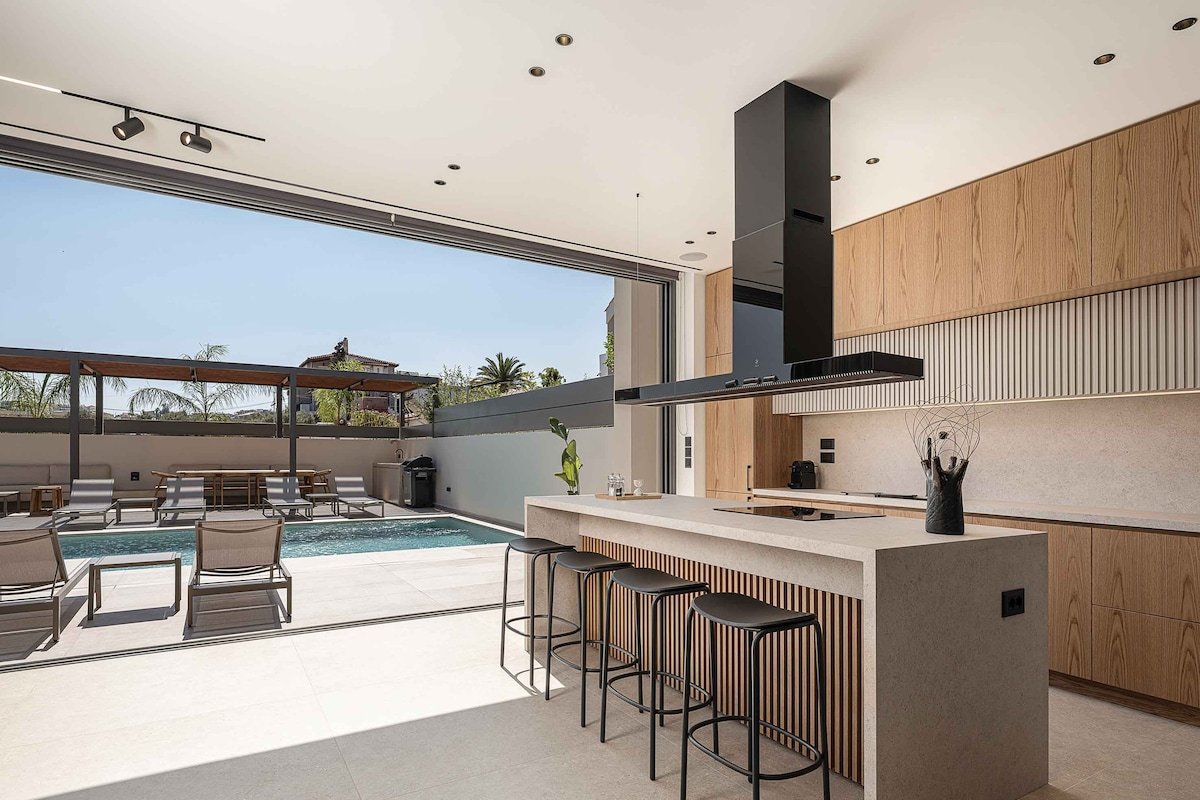 Sancy Luxury Villa I 400m beach, Heated* pool& Gym gallery image 5