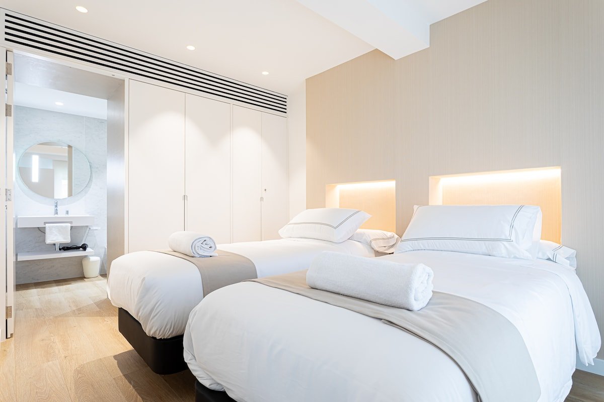 Downtown, new & bright penthouse, terrace & views gallery image 5