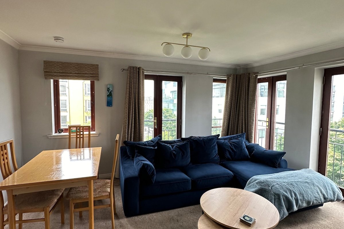 3 bedroom prop very close to Grassmarket & Castle! gallery image 5