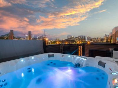 5 Star Stay! Rooftop Hot Tub + Walk to The Gulch