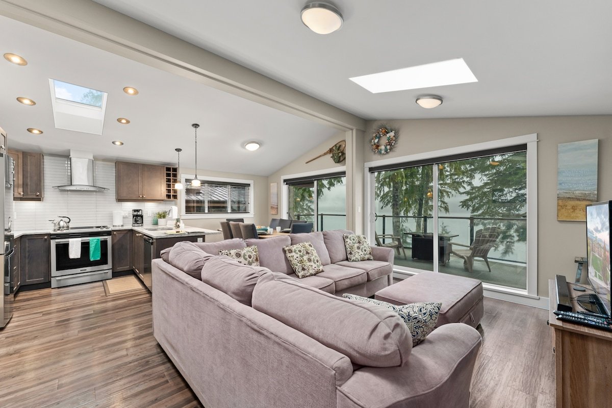 Seaside Haven -Hot Tub with Oceanfront View gallery image 4