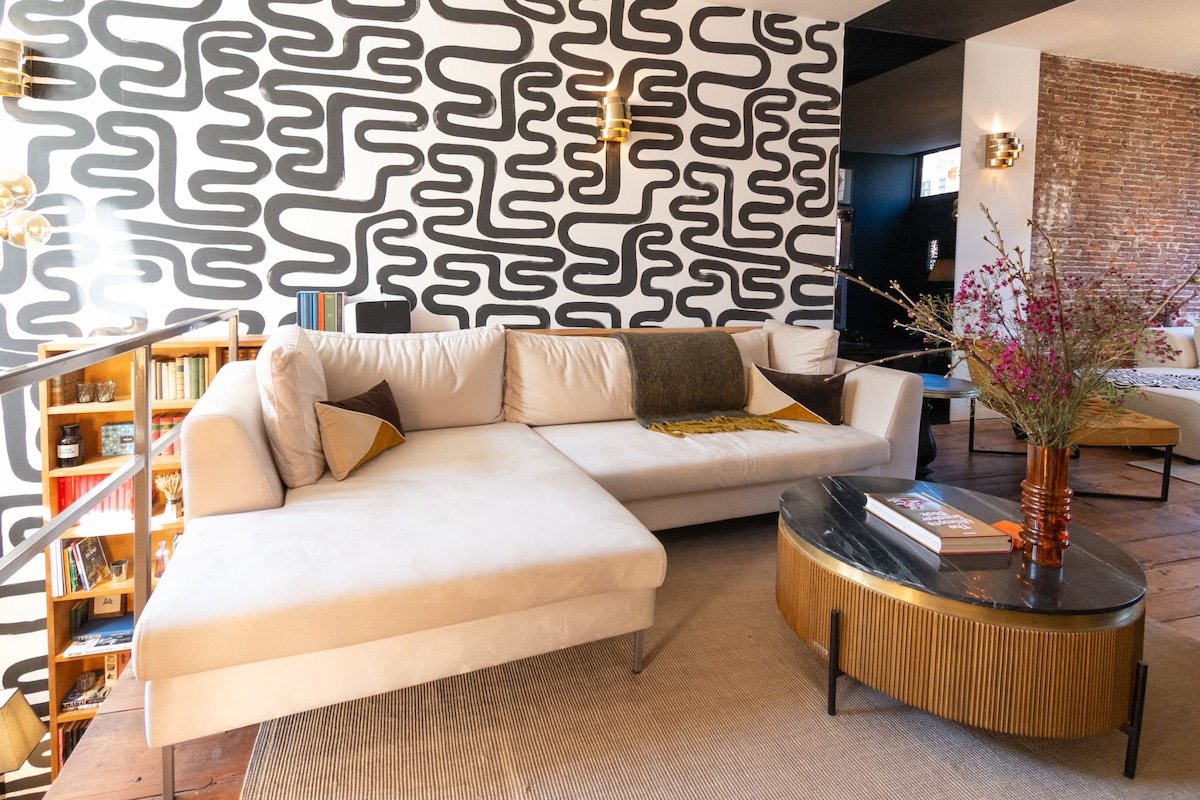 Mid-century modern luxury in the heart of Jordaan gallery image 5