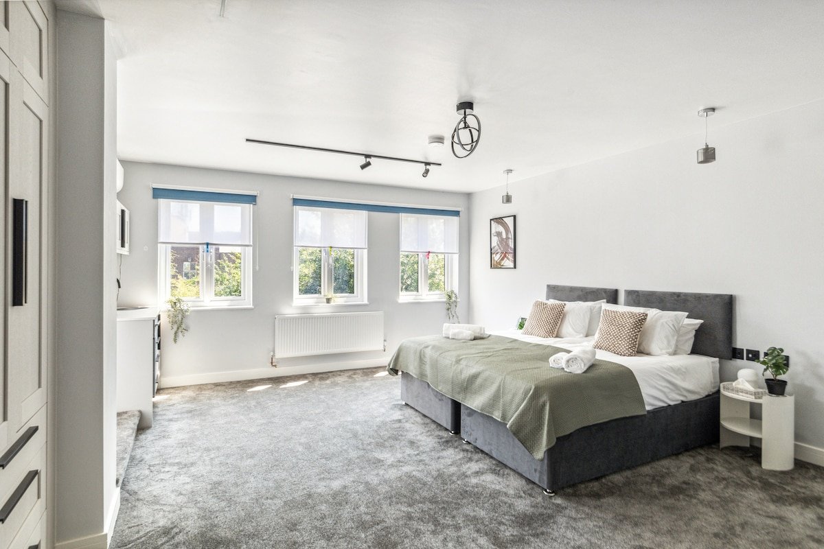 Spacious 6-Bedroom Luxury Home – Sleeps 12+ gallery image 2