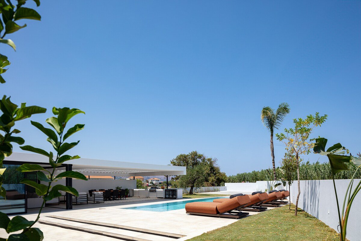 Nuera IV: Modern 4BR Villa, 300m from the Beach gallery image 3