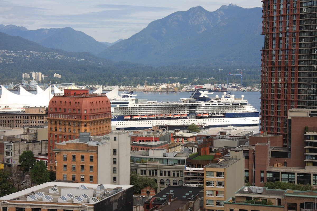 Gorgeous Views! Parking high floor. Licensed AC gallery image 2