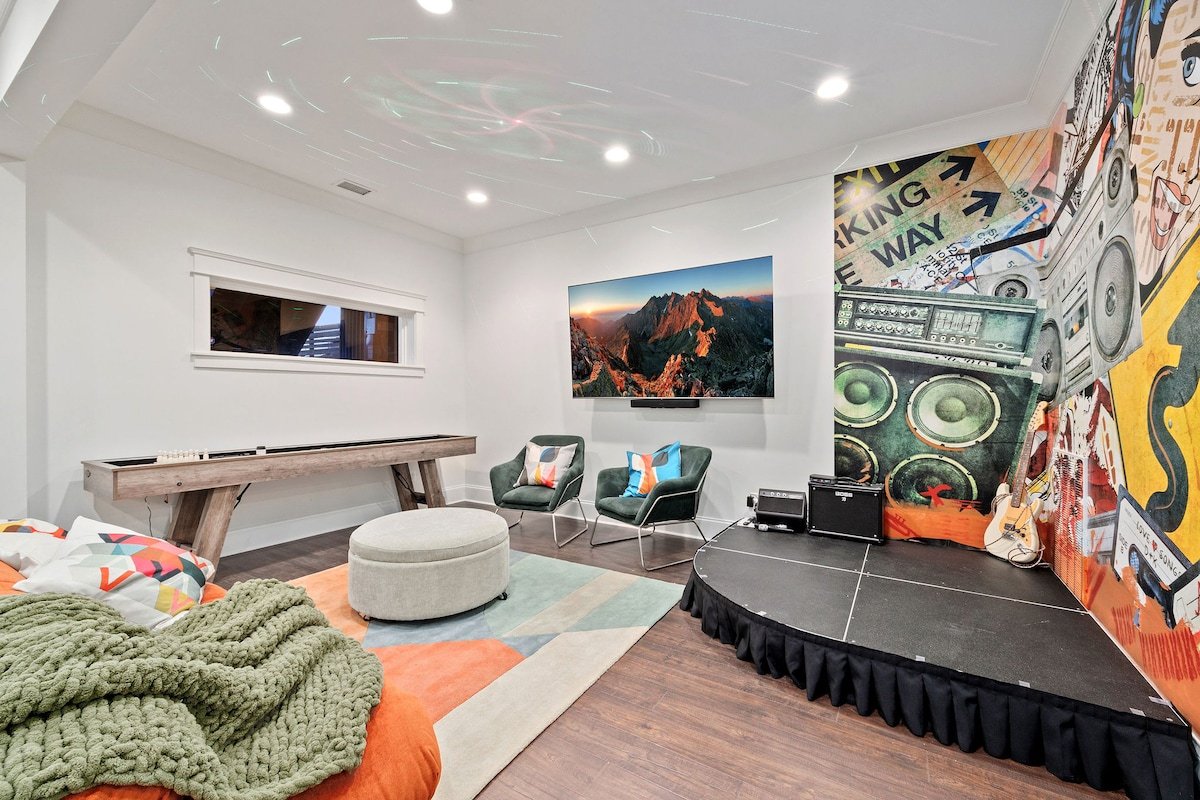 The Nash Bash Pad – Games, Stage, Sleeps 12! gallery image 5