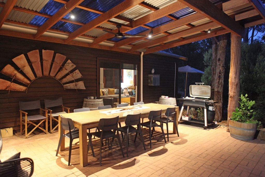 Rivendell Lodge located in a beautiful vineyard gallery image 4