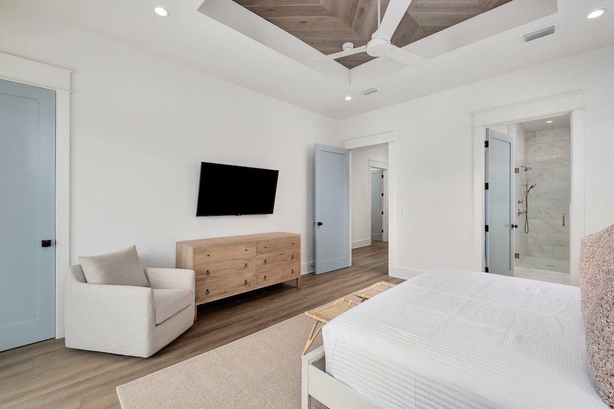 Pool, Spa, Cold Plunge, LSV! Pets OK! Walk 2 Beach gallery image 3