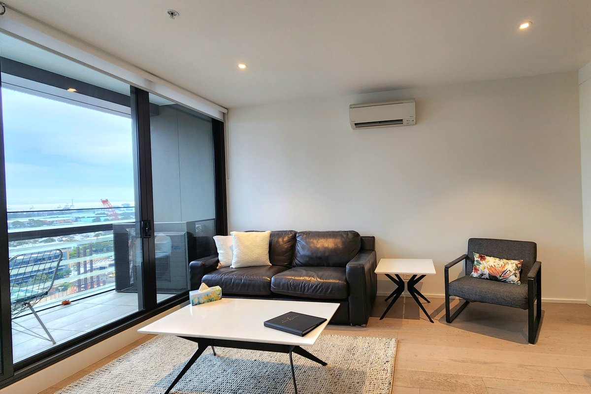 Classic 2 Bedroom with Bay Views on Collins