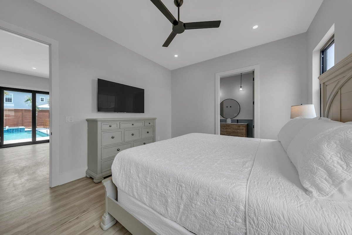 Sleeps 30! Pool, Spa, Game Room, LSV, GULF VIEWS! gallery image 3