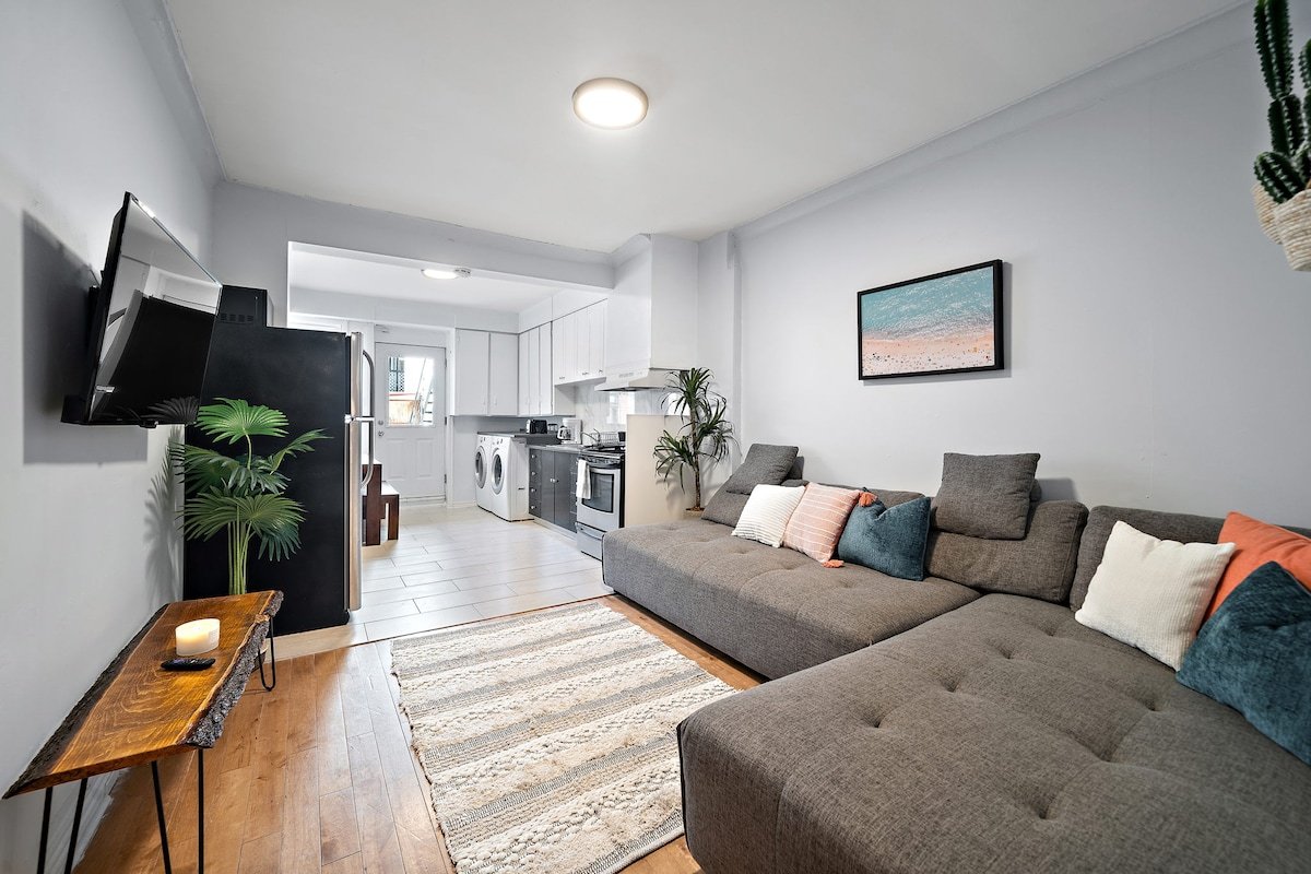 Stylish 5BR – Patio – Top Location- sleeps 17 gallery image 2