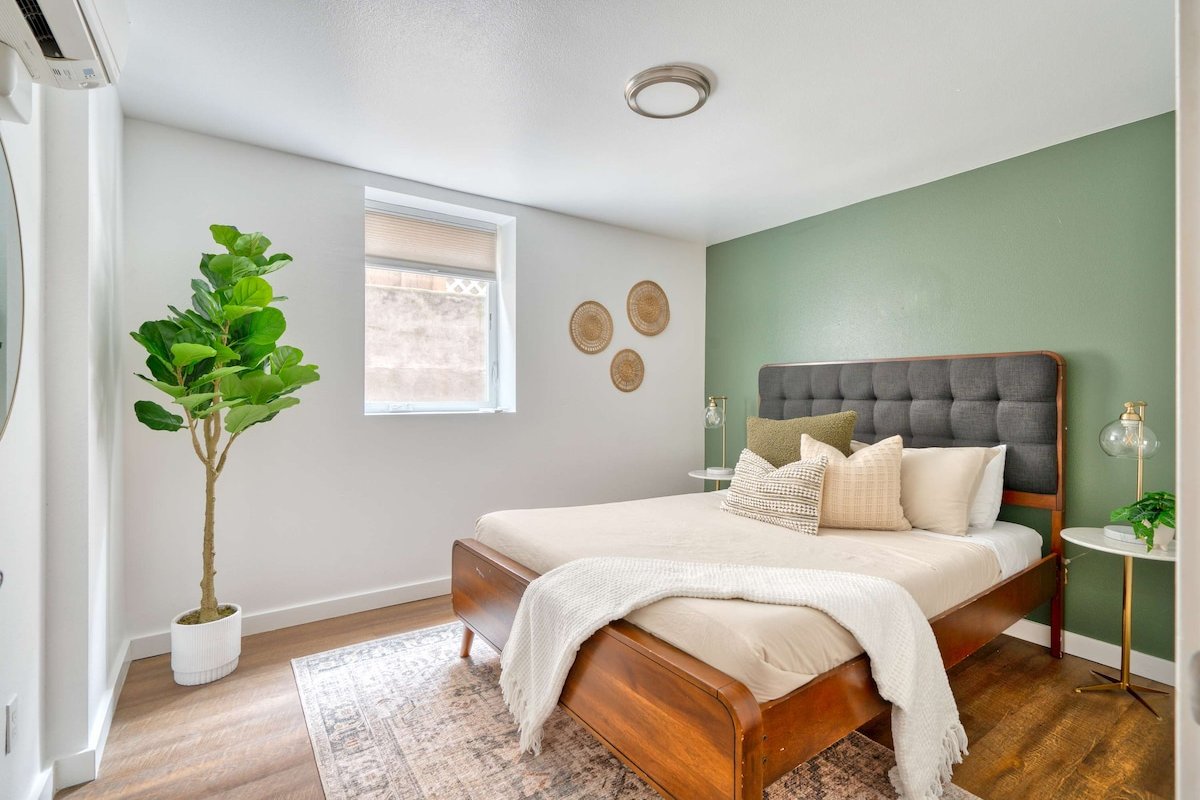 Perfect for Groups & Families • 8BR • Sleeps 16 gallery image 5