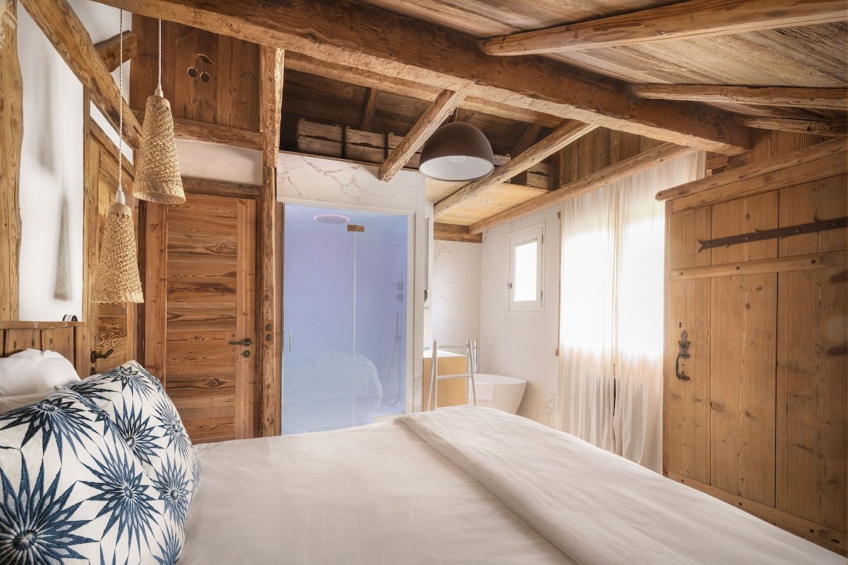 Exceptional chalet facing Mont Blanc for 10 people gallery image 4