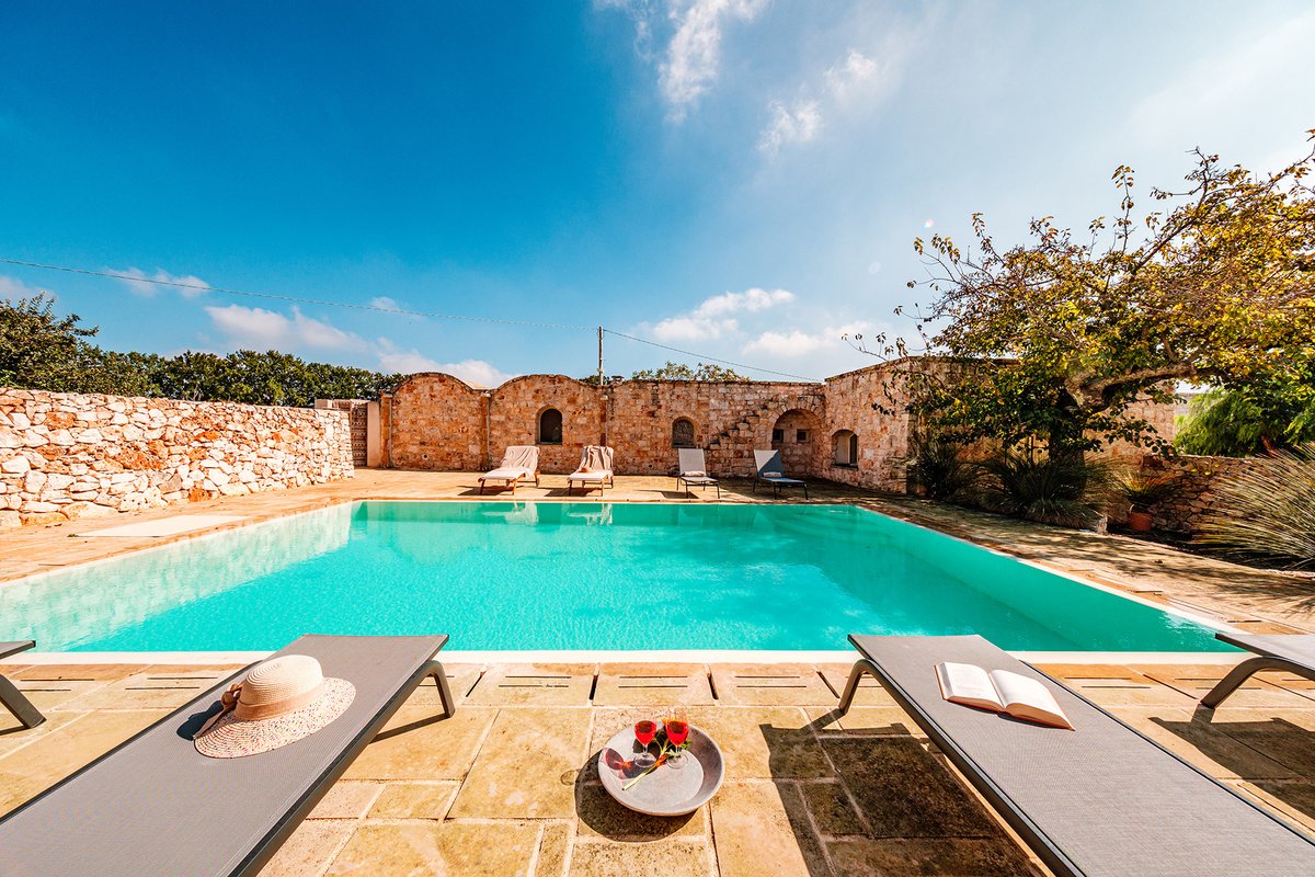 Casale La Cesarina – with Pool & Olive Groves