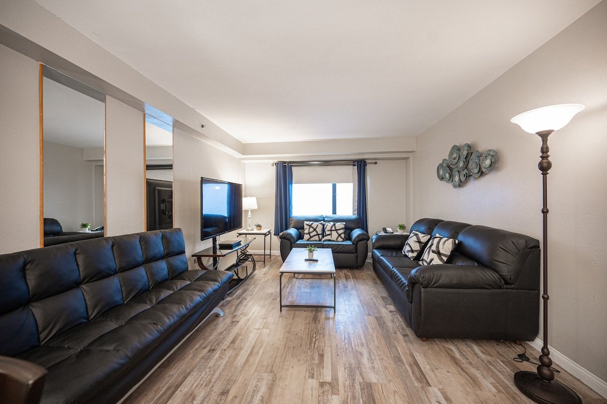 Stay Together on The Strip – 2 Bedroom Condo gallery image 4
