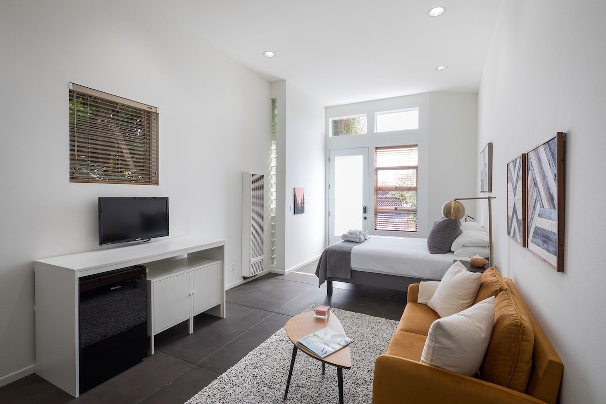 Designer House 5min to the beach gallery image 3