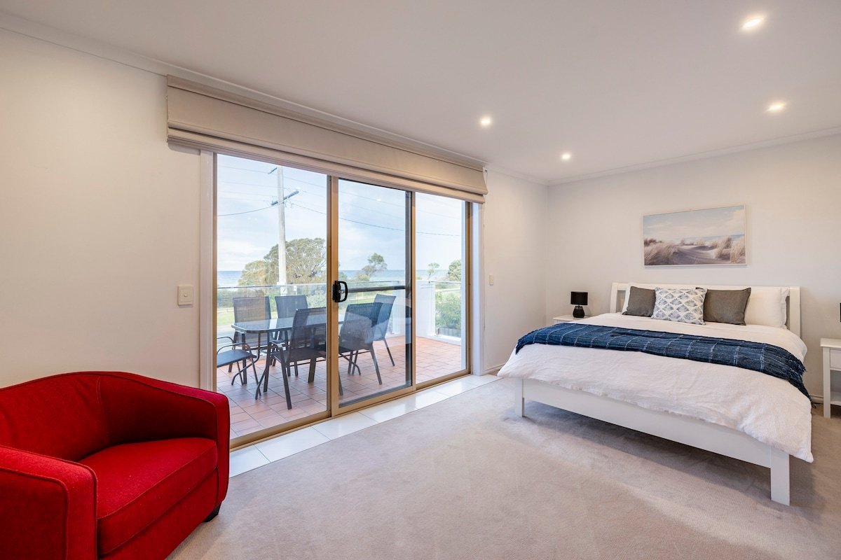 The Waterfront – The beach at your doorstep! gallery image 4