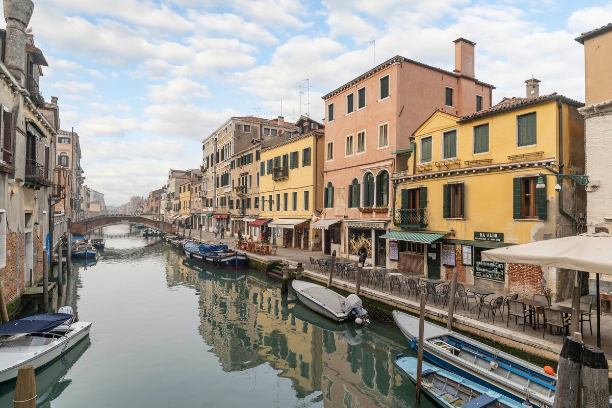 Stunning & super stylish canal-side 5*apartment! gallery image 3