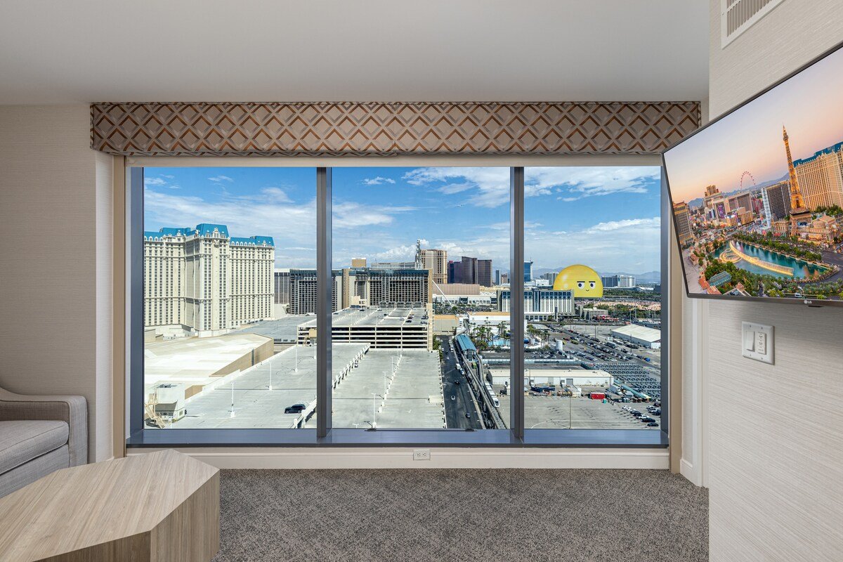 Center Strip | Jacuzzi Spa Suite + Panoramic View gallery image 3
