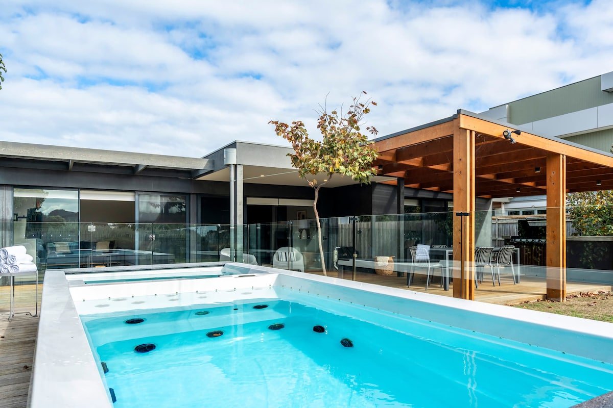 Ultimate Luxury family Home With Spa Pool gallery image 2