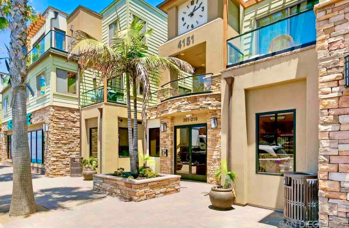 MB Contemporary 4BR/3BA Steps to Sand with Garage gallery image 2