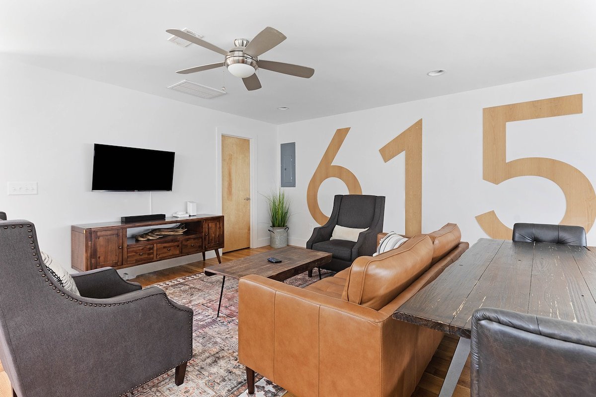 2 Homes – 8 Bedrooms – Sleeps 24! Rooftop Views! gallery image 5