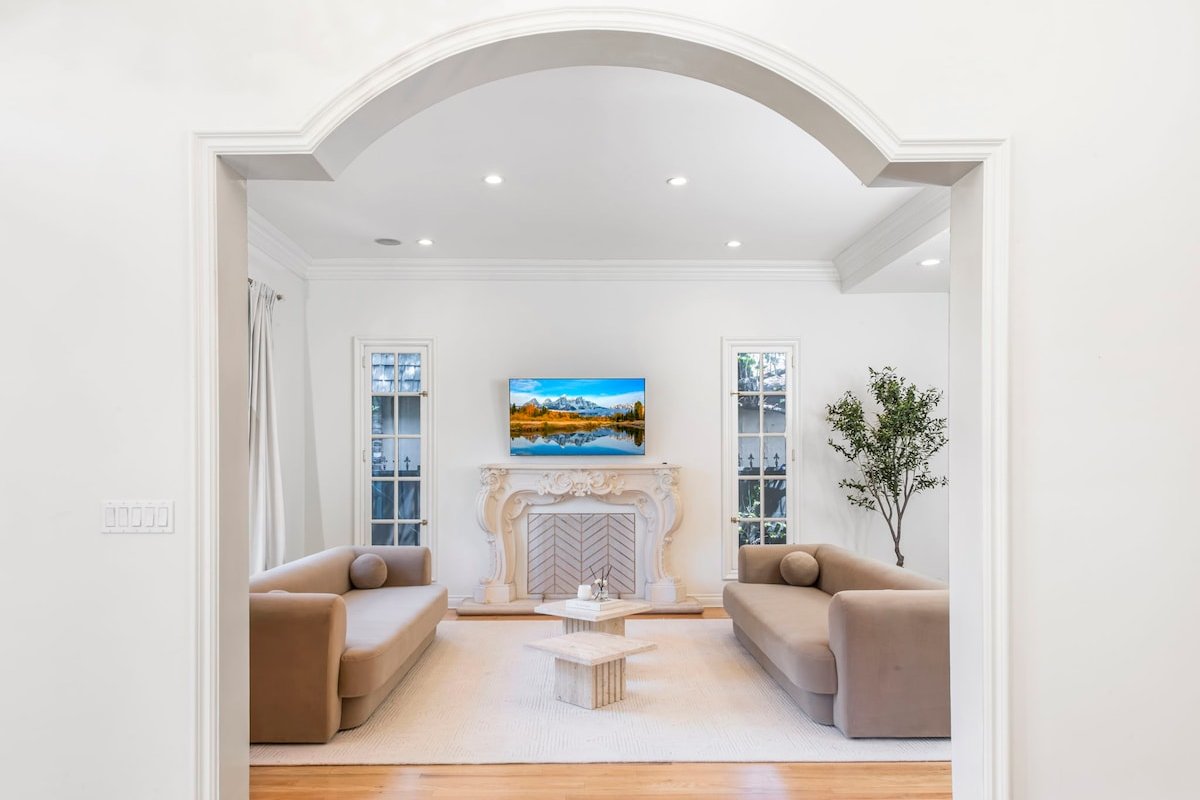 Lux Hancock Park Villa with HotTub gallery image 5