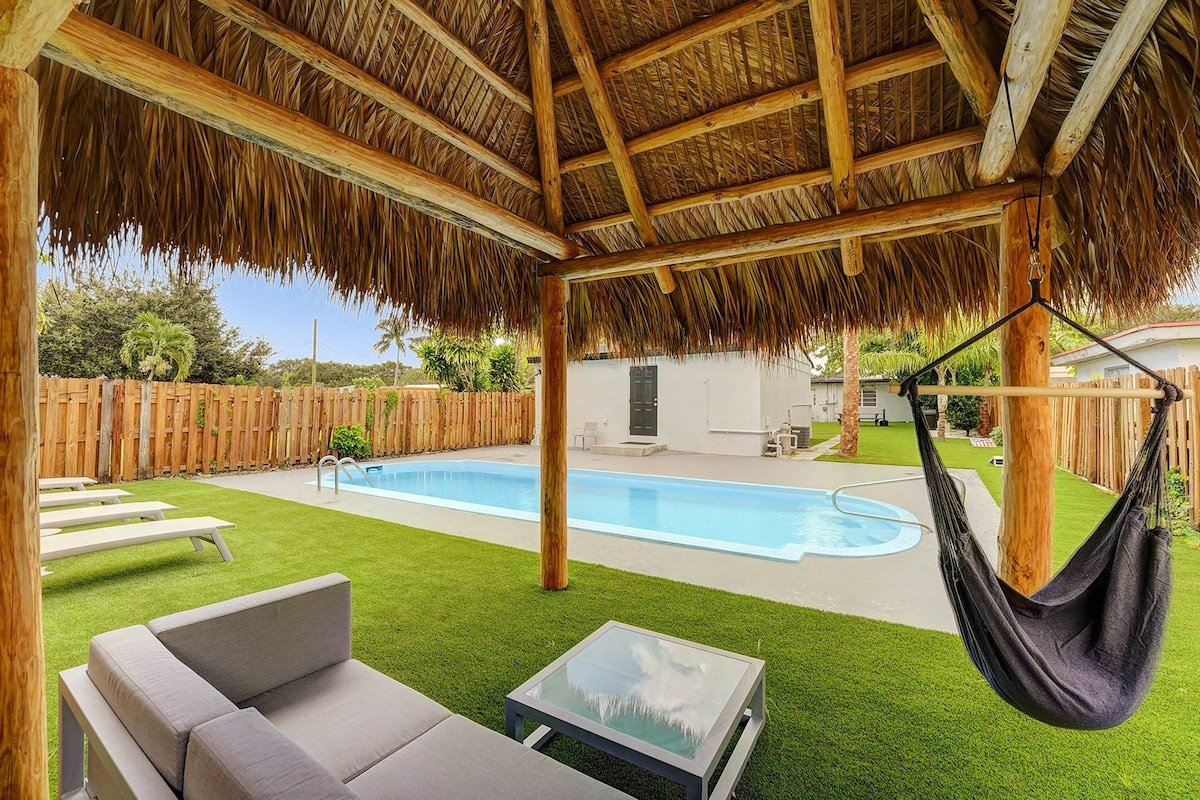 Hollywood Sunshine Resort – 2 House’s and Hot Tub gallery image 2