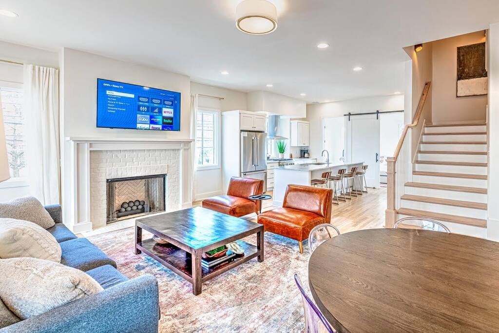 Two Premium Houses! 24 Beds! Prime Location! Game gallery image 4