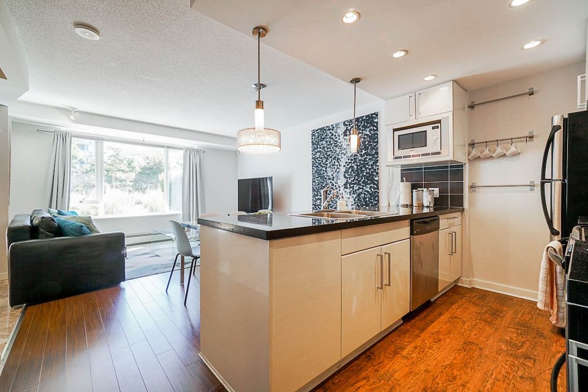 RARE-4BD/3BTH CityTownHouse W-Rooftop ~Hottub/Pool gallery image 3