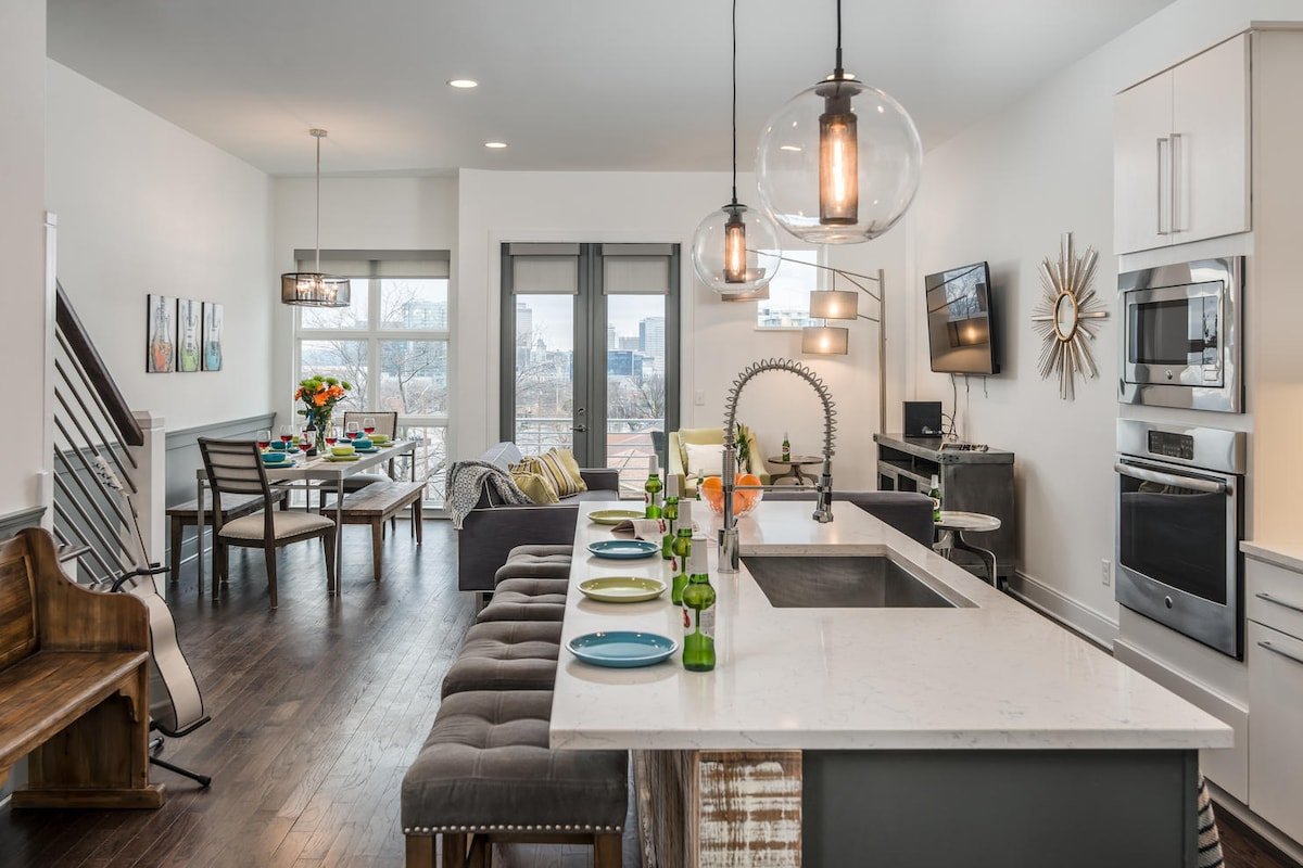 A GEM in the GULCH• BBQ w/ Rooftop VIEWS, Sleep 12 gallery image 2