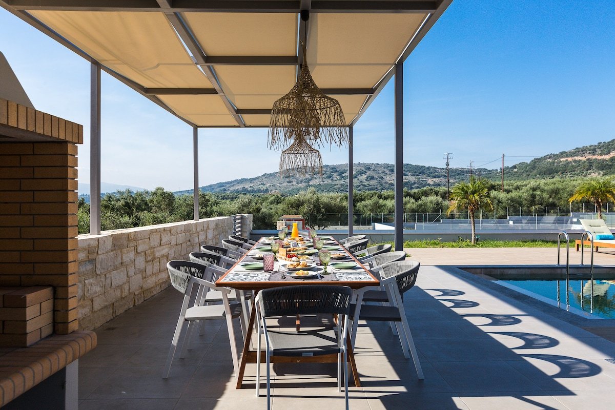 VIP Villa Aori mountain view & private heated pool gallery image 3