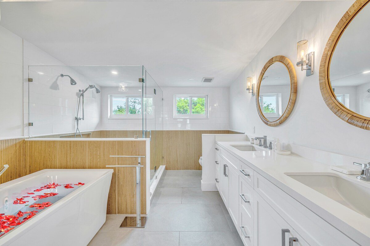 Private Beach, Pickleball Court and Tiki Bar gallery image 3