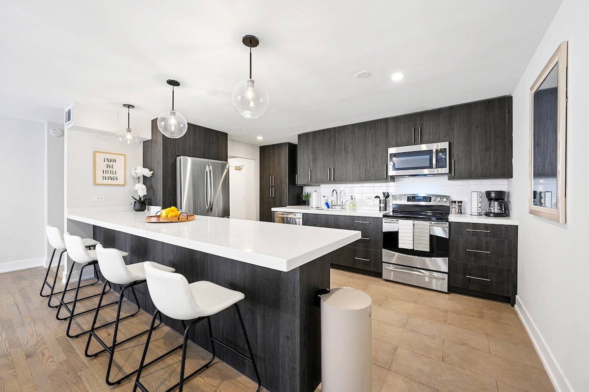 Modern MAG Mile 2BD/2BA (+Parking/Rooftop) gallery image 2