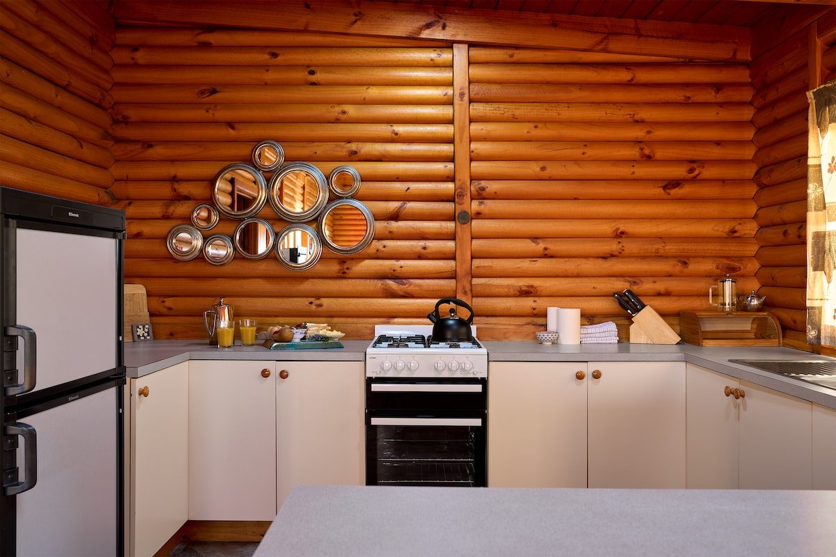 Cloudy Bay Cabin – Surfers off-grid delight! gallery image 5